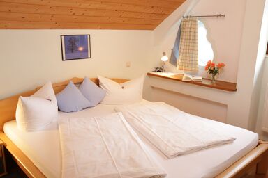 Pension Gut Horn - Ferienwohnung Nr. 1 bis 4 Personen, 53 qm im 2. OG mit 2 Schlafzimmer, Balkon mit Blick in den Park