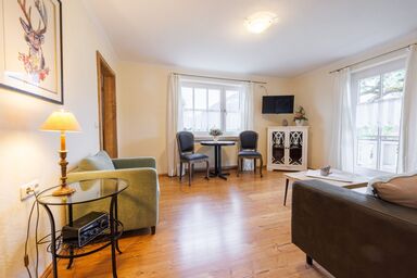 Gästehaus Burghartswieser inkl. Chiemgaukarte - Fewo Rauschberg 48qm, Balkon, Küche, 1 Wohn-und 1 Schlafzimmer, WLAN, 3 Personen