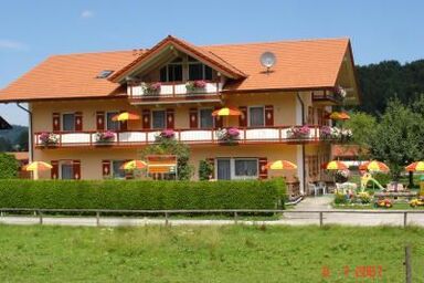 Dangl GbR, Gästehaus Sonnenhof - inkl. Chiemgau Karte - 04 FeWo Engelstein max. 3 Pers. 32 qm, Küche, Wohnraum, 1 Schlafzimmer, Balkon
