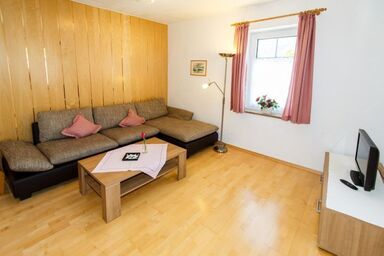 Café Chiemgau und Gästehaus - Ferienwohnung 2, 66qm, Balkon, Küche, 1 Schlafzimmer, Wohnzimmer, 1 Kinderzimmer