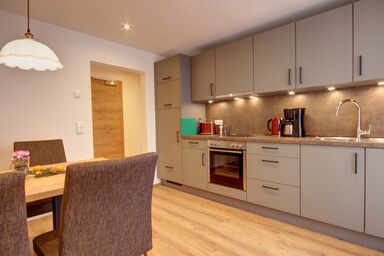 Gasthof-Appartements Vroni - Chiemgau Karte - Appartement 7 für 4 Personen, 1 separates Schlafzimmer, Balkon, 57 m²