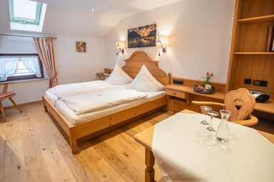 Steinberger Hof inkl. Chiemgaukarte - Doppelzimmer Nr. 18, 20 qm, Dusche und WC, TV, WLAN
