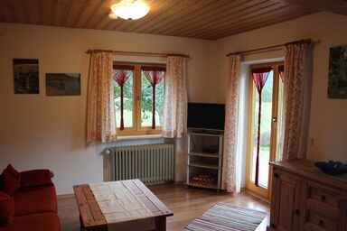 Allinger Hof inkl. Chiemgaukarte - Ferienwohnung Krokus 40qm, Terrasse, Kochnische, 1 Schlafzimmer, Wohnzimmer