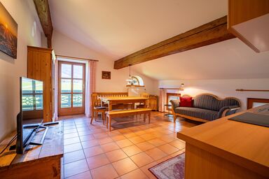 Moserhof - Mansardenwohnung 62 qm mit 2 separaten Schlafzimmer, Wohnraum mit Küchenzeile