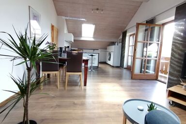 Ferienwohnung Sam - Ferienwohnung für 2-4 Personen, 1 sep. Schlafzimmer und Balkon in Chieming-Laimgrub
