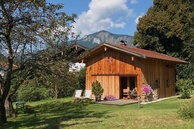 Lohei - Chalets im Chiemgau - Chalet Hollerhäusl, ganzes Haus, 50 qm für 2-4 Personen, Wohnbereich mit Kochecke und Galerie