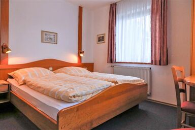 Gästehaus Fidelis - Doppelzimmer mit Blick auf den Garten