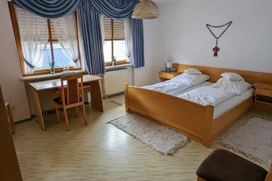 Cafe-Bäckerei-Pension Weigl - Doppelzimmer Nr.7 mit kostenfreiem WLAN