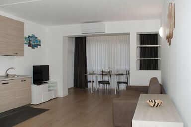 App. 704 - Charming Gardenview App. 105 .13