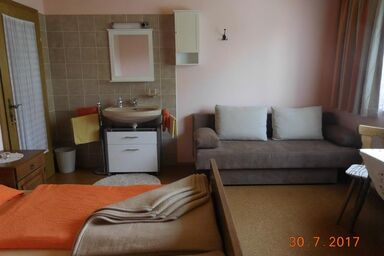 Angelika Zischmayer - Dreibettzimmer mit Dusche, WC