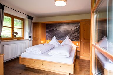 Landhaus Eggensberger - Hahnenköpfle - Schlafzimmer mit Balkon