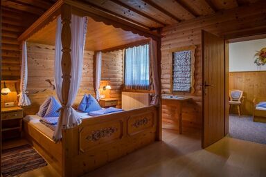 Familienhotel & Wildpark Lodges Hochriess - Familienzimmer Himmelbett