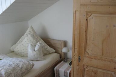 Haus Moser - Einzelzimmer mit Etagen- Dusche/WC, TV, Nichtraucher, Dachgeschoss