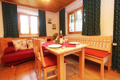 Neuhauserhof - Ferienwohnung  Untersbergblick (55 QM)  für 2-4 Pers.,2 Schlafzimmer, Wohnküche, Dusche /WC, Ostbalkon