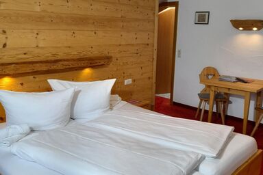 Alpenpension Ettlerlehen - Familienzimmer Nr.7, Balkon, TV, W-LAN, 2 Schlafzimmer, Dachgeschoss, Südseite