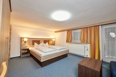 Gästehaus Sonnenbichl - Familienzimmer mit Dusche und WC, Balkon oder Terrasse