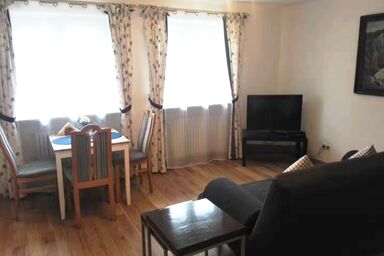 Gästehaus Sonnenkreis inkl. Chiemgaukarte - Appartement Nr. 8, 38 qm, Balkon, 1 Schlafzimmer, Wohnzimmer, Küche, max 3 P.