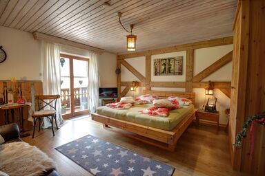 Gästehaus Barbara Schwaiger - Chiemgau Karte - Doppelzimmer Nummer 1 mit Dusche und WC und Balkon