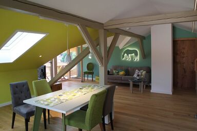 Ferienwohnung Villa sorglos Suite | Chiemgau Karte - Panorama Suite im Dachgeschoss 100qm mit Sauna-Fass im Garten