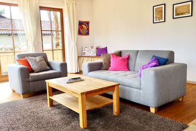 Ferienwohnung Sonnenfeld - Ferienwohnung mit separatem Schlafzimmer, Schlafcouch im Wohnzimmer, Kaminofen