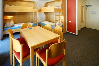 ALPEN EXPERIENCE - CVJM Aktivzentrum Hintersee, Jugendgästehaus - Mehrbettzimmer Barrierefrei Bergseite, 3-4 Personen, Dusche/WC, Einzelbetten