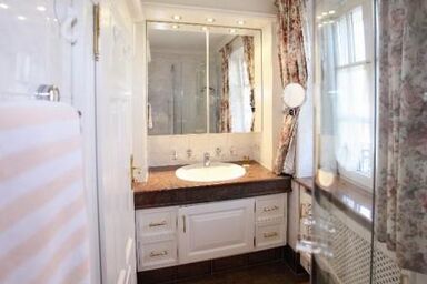 Haus Hildegunde - Doppelzimmer Superior (36qm) mit Wintergarten, Kühlschrank, Minibar und Balkon