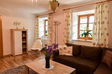 Landhaus Lehhof - Ferienwohnung 1: Wald und Wiese mit Terrasse