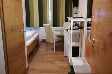 HopfenErlebnisHof Gästehaus - Zweibettzimmer 8 (17qm) mit Außensitzplatz