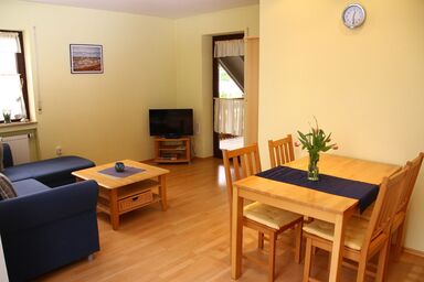 Ferienwohnungen Haus Albert - Ferienwohnung Churfranken mit gemütlichem überdachten Balkon| 3 Sterne