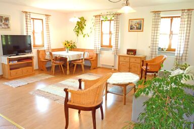 Ferienwohnungen Maurer Höhenberg - Ferienwohnung I separates Schlafzimmer und Ost-Balkon, 66 qm