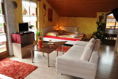 Ferienwohnung Lanzinger inkl. Chiemgaukarte - Fewo 36qm, erweiterbar auf 76 qm, Balkon, 1 oder 2 Schlafzimmer, 1 Wohnzimmer