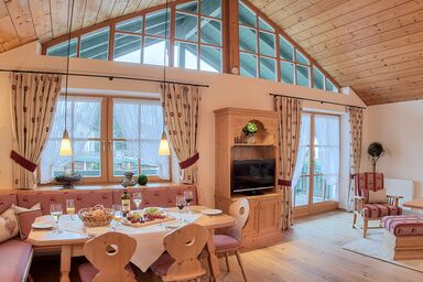 Ferienwohnungen Mayer inkl. Chiemgaukarte - Ferienwohnung Hochfelln 100qm, Balkon, Küche, 3 Schlafzimmer, Wohnzimmer, WLAN