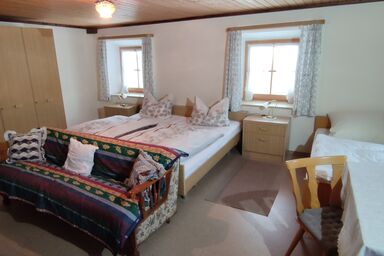 Fembacherhof - Dreibettzimmer mit Etagendusche/Etagen-WC