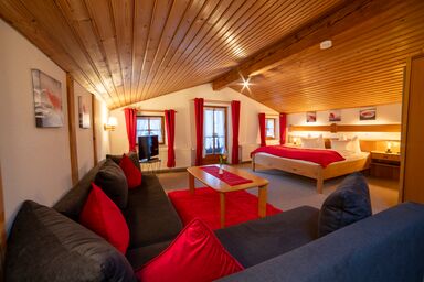 Gästehaus beim Schneidersepp inkl. Chiemgaukarte - Dreibettzimmer mit Balkon, Bad-Dusche/WC, WLAN, max. 3 Personen