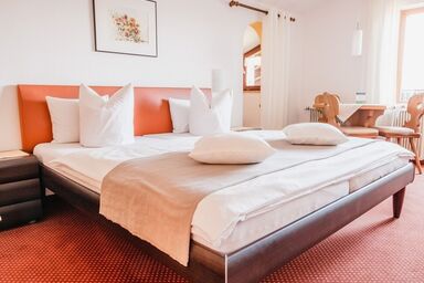 Pension Bilgeri - Familienzimmer mit kleiner Küche und Balkon