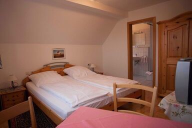 Pension Elke Rothenburg - Doppelzimmer Komfort mit Fernseher