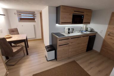 Wohnambiente - Economy-Apartment Souterrain (22qm) mit Küche, Smart-TV und Regendusche