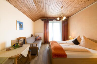 Landhaus Pension HOLLE - Dreibettzimmer Rotkäppchen mit Dusche und WC