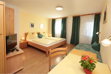 Pension Rosi - Dreibettzimmer mit Dusche, WC