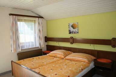 Hackerhof - Dreibettzimmer mit Dusche, WC