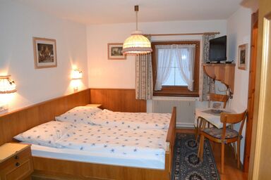 Landhaus Mayer - Doppelzimmer mit Dusche und WC