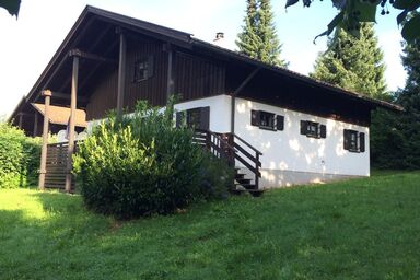 Ferienhaus im Grünen mit einer Fass-Sauna im Garten