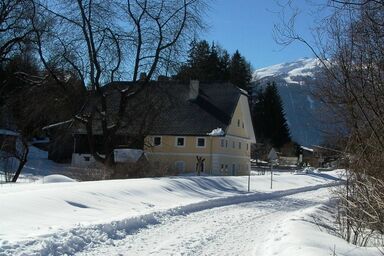 Große Wohnung im ersten Stock, mit großem Garten