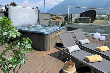 Klimatisierte Attika-Wohnung mit grosser privater Terrasse und Whirlpool