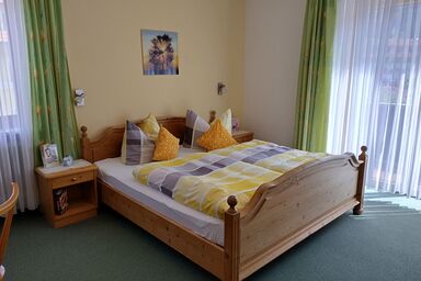 Gästehaus Kiesmüller - Doppelzimmer Nr.1° mit Schlafcouch, Dusche/WC, TV und Ost-Balkon