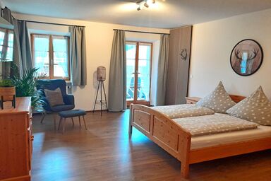 Bauernhof Landsamer - Ferienwohnung IV° 90 qm zwei separate Schlafzimmer, West-Balkon, Aufzug im Haus