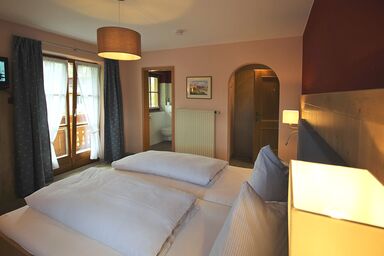 Gästehaus Alpin - inkl. Chiemgau-Karte - Doppelzimmer mit Balkon 18 qm