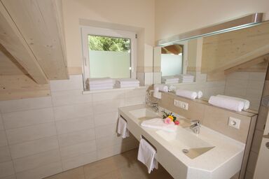 Pension Gut Horn - Panoramawohnung am Campingplatz bis 5 Personen, 90 qm im 1. OG mit 3 Schlafzimmer, Balkon mit Blick Richtung See