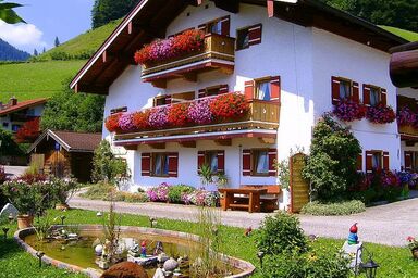 Haus Urban - Vierbettzimmer Watzmann -  2-4 Personen, Dusche/WC, 30 qm, TV, Südbalkon, Obergeschoss