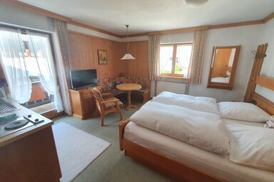 Gästehaus Annemarie - Doppelzimmer (3) mit Dusche/WC, Kochecke und Balkon